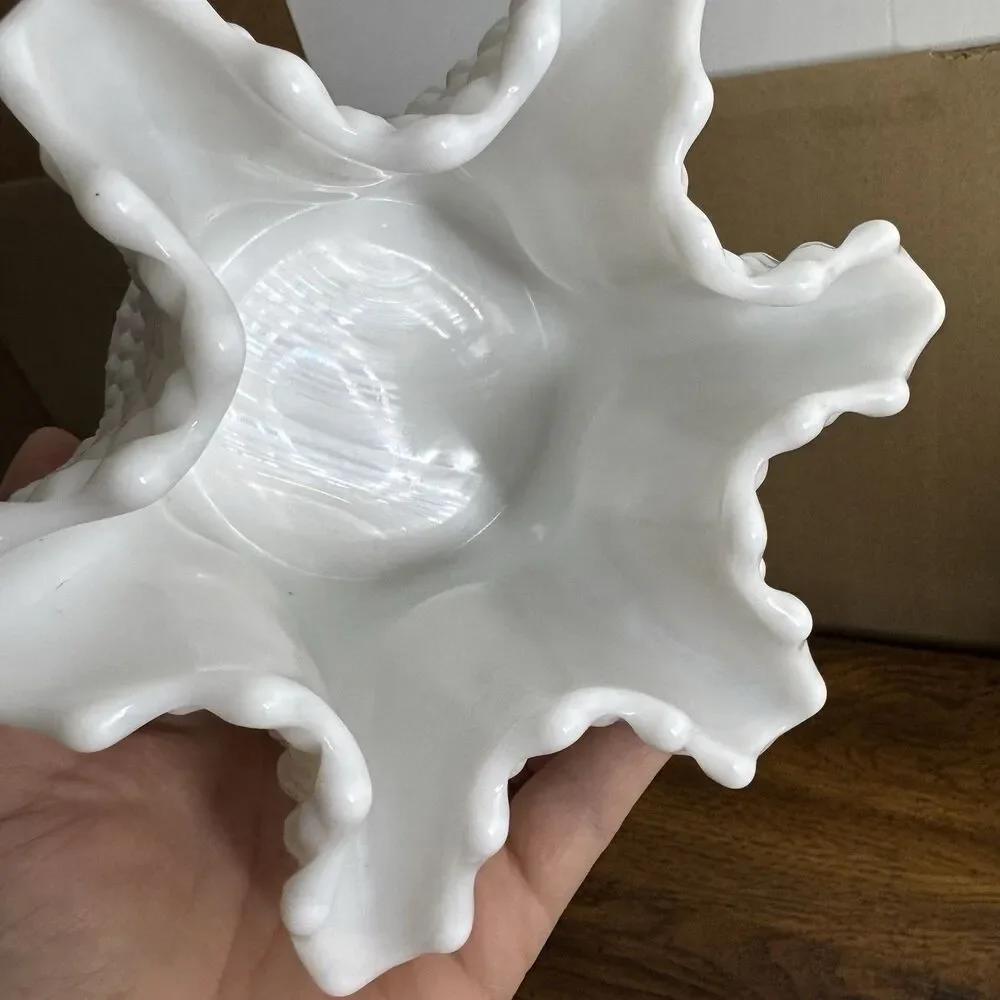 Westmoreland Milk Glass 1910-1919 English‎ Hobnail Diamond Pinched Vase Vintage